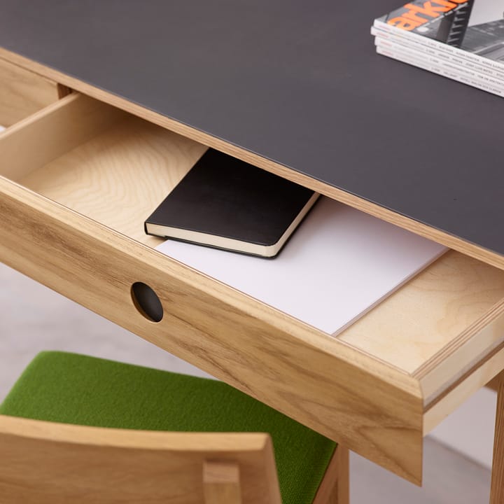 Mind skrivebord - sort linoleum, skuffer og ben i hvidolieret egetræ - A2